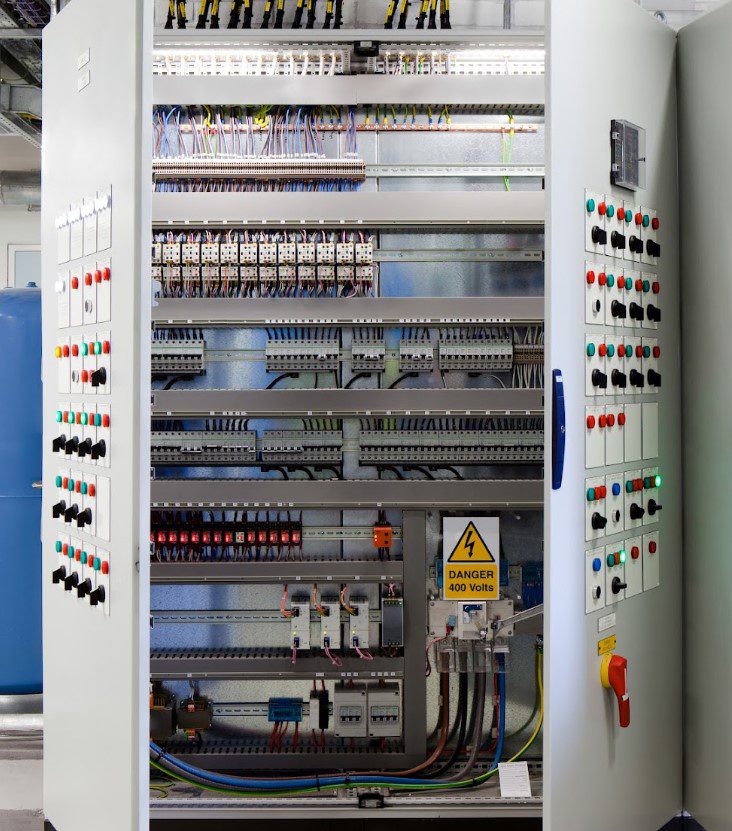 Profesyonel elektrik taahhüt ve endüstriyel elektrik panosu uygulaması